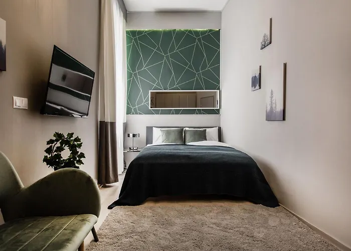 Elegant Duplex Near City Greenery