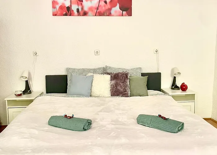 Very Warm Home With Big Bed Near New York Cafe