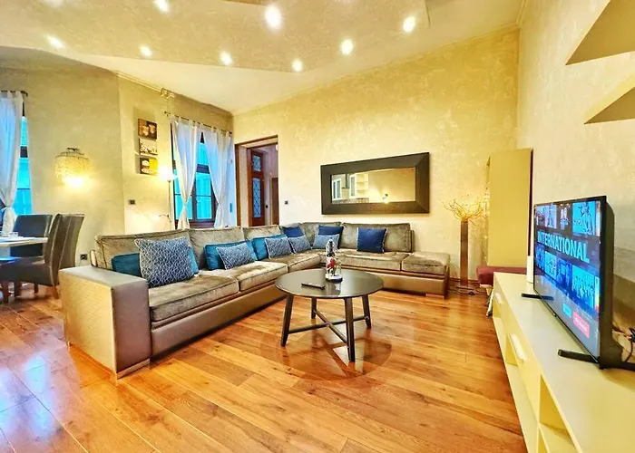 Ultra Central Apartment / 10 Ppl