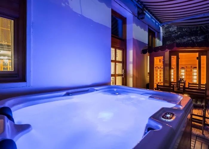 Wellness Wonderland: Garden, Sauna, Jacuzzi In Cbd