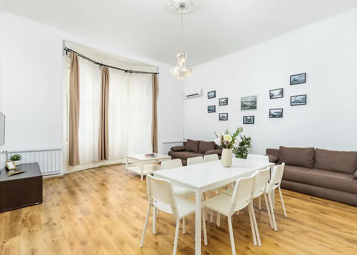 Real Apartments Lovag