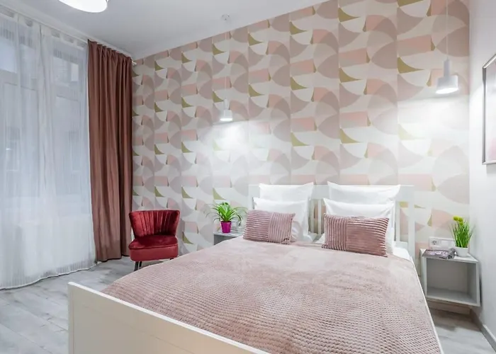 Gorgeous & Super Central Studio