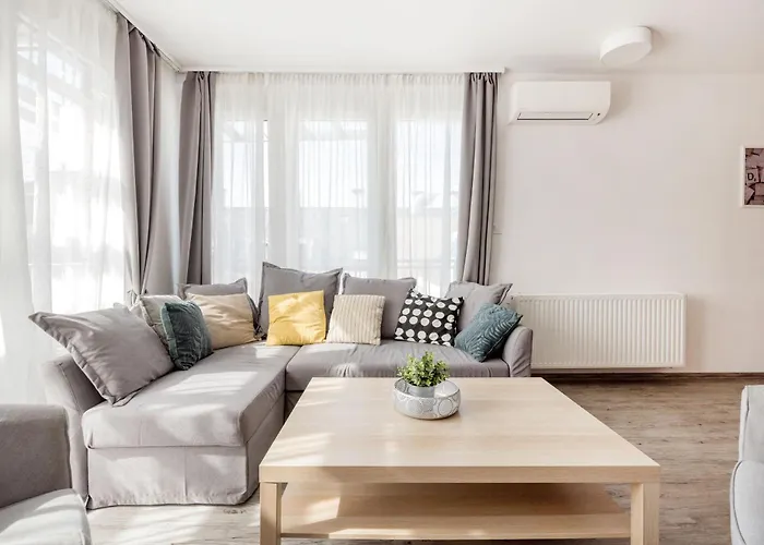Bright Top Floor Home With Parking