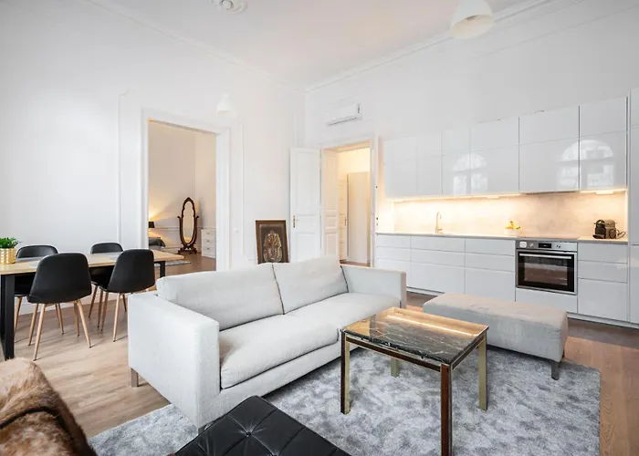 Classical Apartment With Modern Style Downtown!