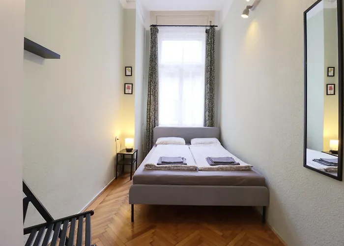 Joseph Boulevard Apartment - 3Bdr, 2Bath, 8Ppl
