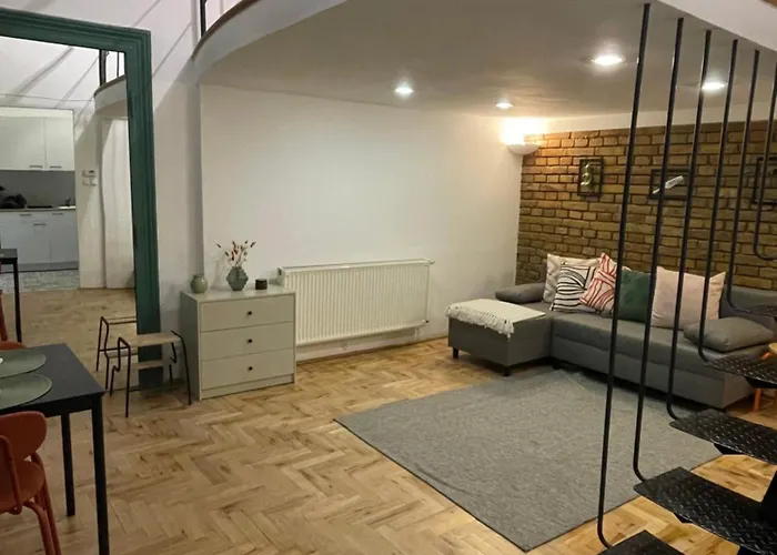 Green Mirror Apartment