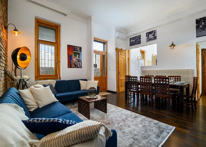 Rustic Downtown Apartment 106 M2