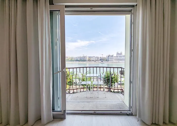 B40 Apartment With Parlament View