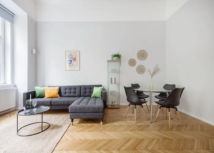 Serene And Spacious Apartment In The Centre