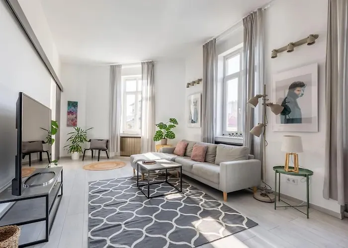 Quaint And Cozy 2-Br Home In The City Center