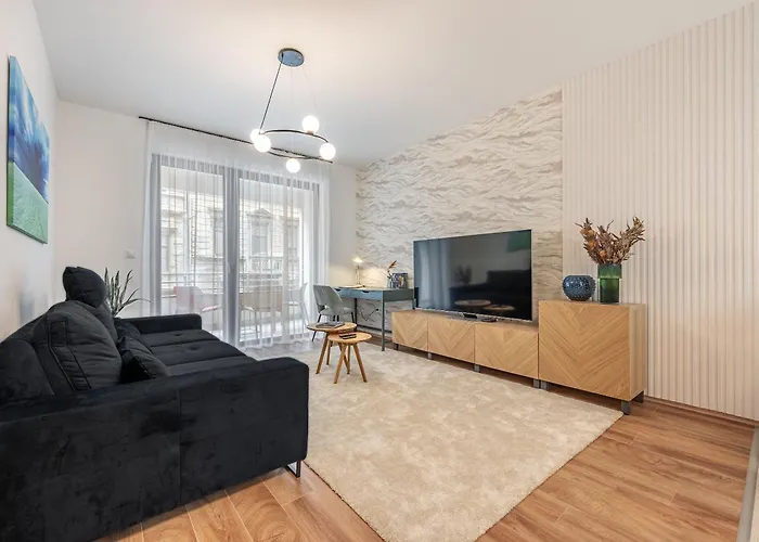 3 Bedroom Condo W Garage And Balcony