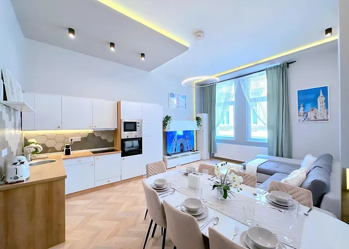 Lovely 3-Bedroom In Downtown With Modern Design And Ac