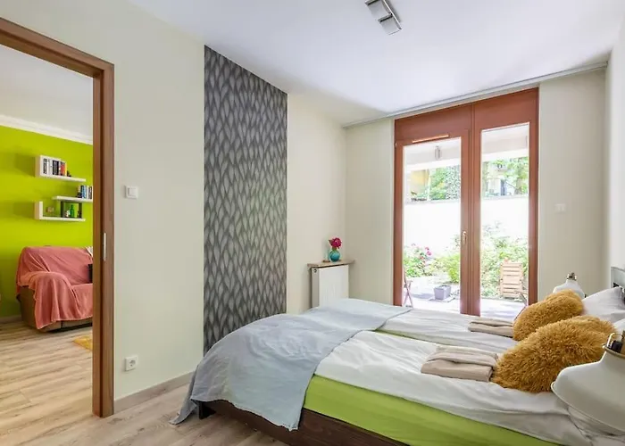 Charming Apartment With Quiet Garden In Downtown