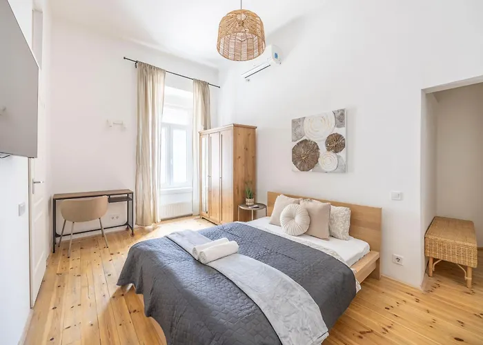 Deluxe Central 4Bedrm Apartment In The Heart Of Budapest