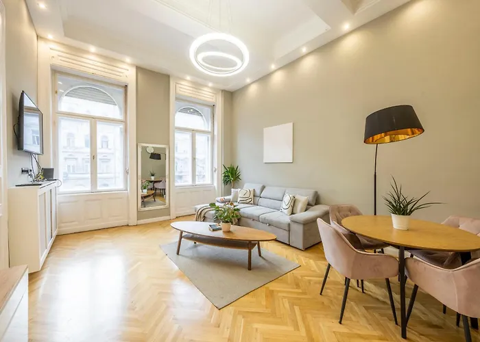 Charming & Cozy Central Suite By Prestige Homes