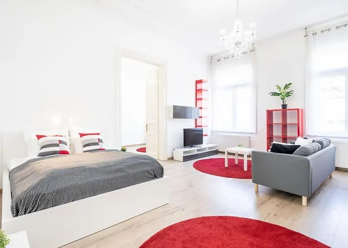 Bright & Large Apartment At Top Location