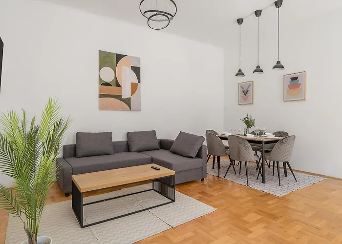 Quiet Central Apartment Near Heroes Square By Cavaland