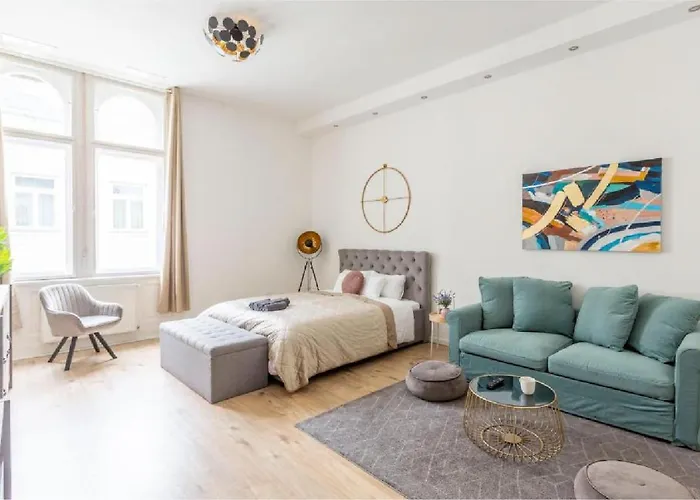 Exclusive Veres Palne Apartment By Cavaland