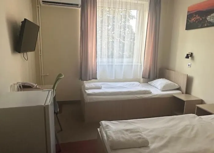 Free Parking, Free Breakfast, Only 15 Minutes To City Center