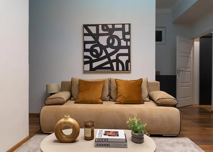 Chic Central 1Br Retreat Near New York Cafe With View