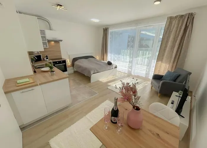 Bright Riverside Studio, Balcony, Free Parking, Air Conditioning