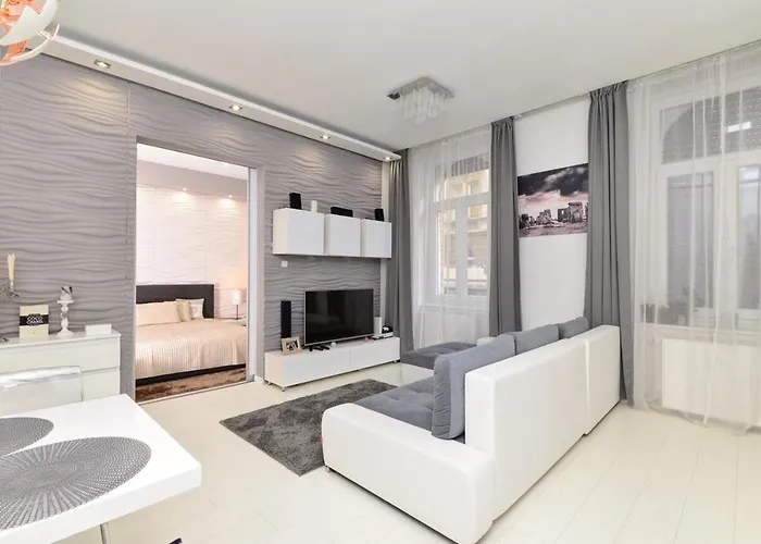 Grey City Comfort 2Br Apartment Near Keleti