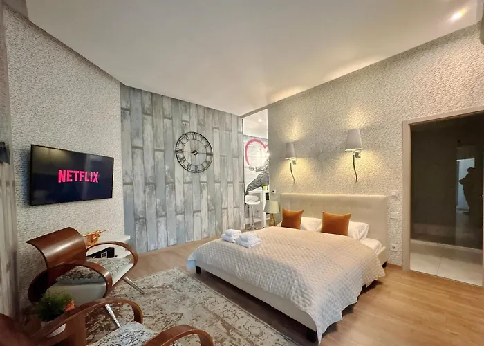 Stunning 3Brm 3Bath Julie Balcony & City Views