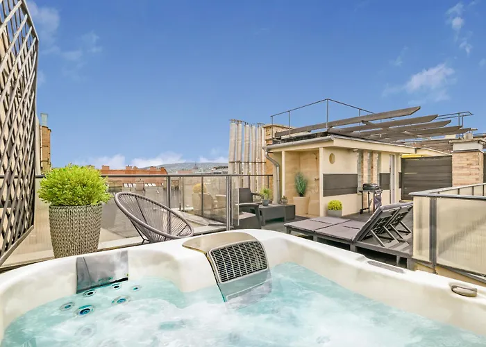 Triplex, Rooftop With Parlament View & Jacuzzi