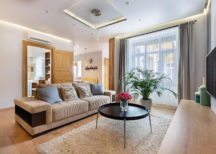 Cozy, Central 2 Bedrooms Home Next To New York Cafe