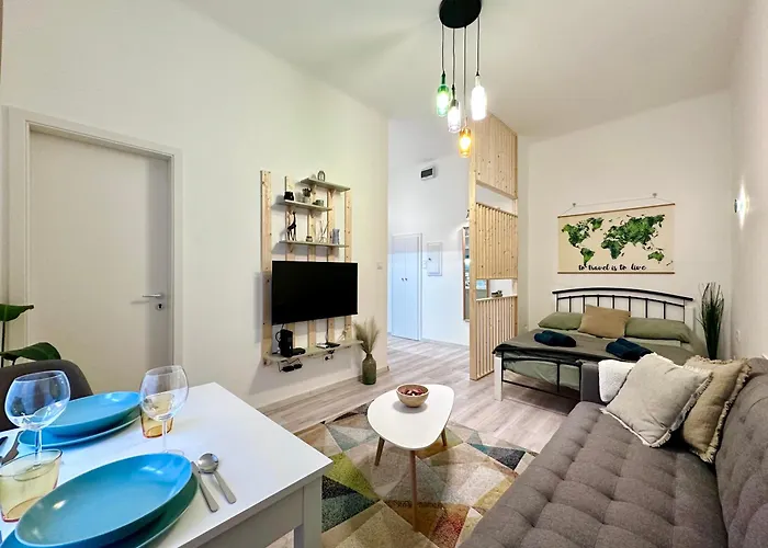 Colorful Condo By The Danube