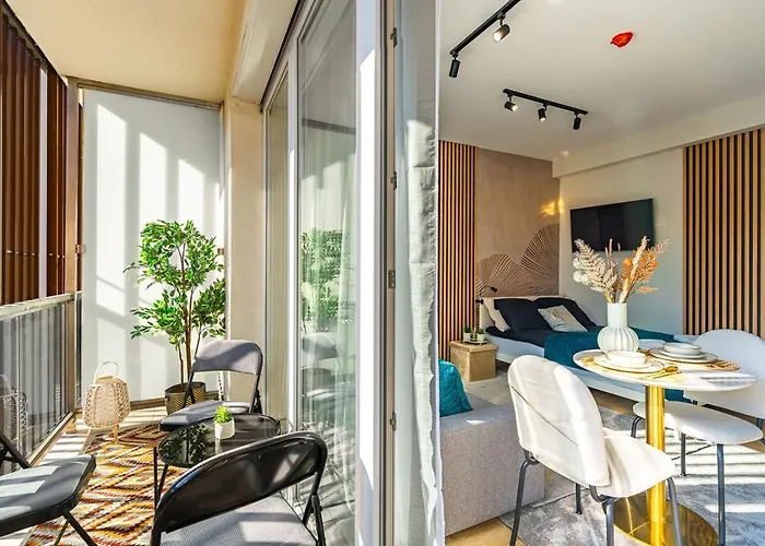 Modern Downtown Studio With A Sunny Terrace