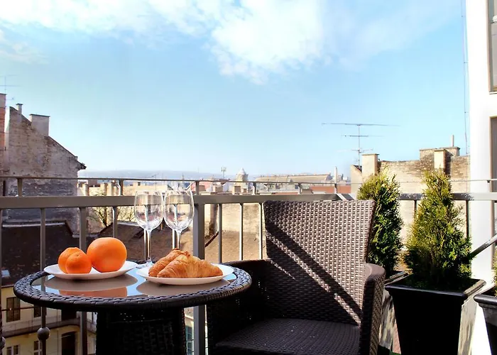 Broadway Center Rooftop View Apartment