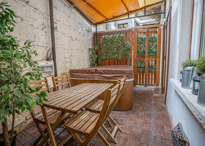 Hot Tube Apartment In The Heart Of Budapest, Kazinczy Street