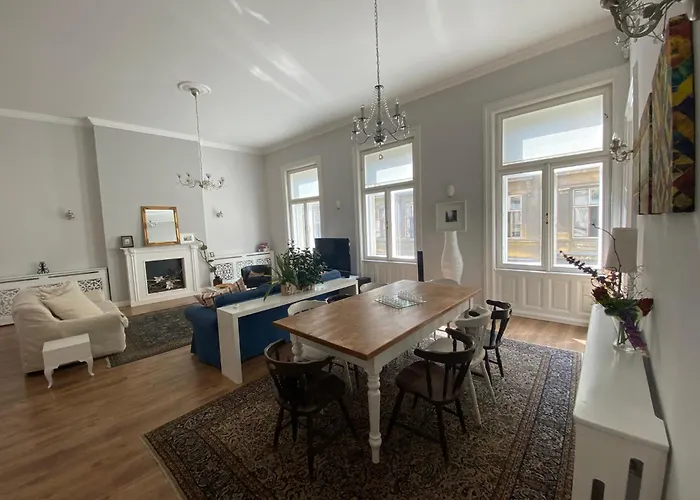 Urban Haven - 3 Beds, 3 Baths, Free Parking, Near Central Market