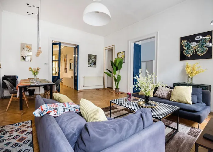 Bright & Grand With 4 Bedrooms By New York Cafe