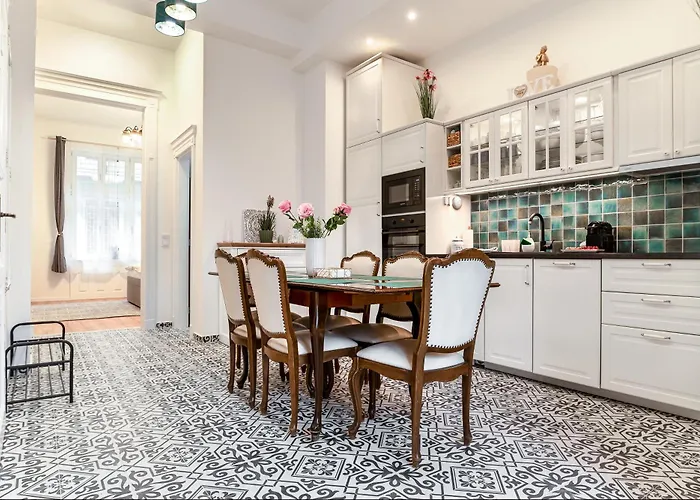 Broadway Street Apartment With 3 Bedrooms & 2 Bathrooms