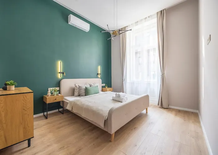 Luxe & Charm Central Grand Suite With 3Bedrm, 3Bathrm