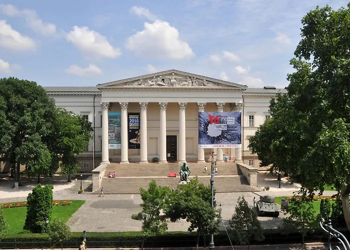 Central Apartment - Museum View