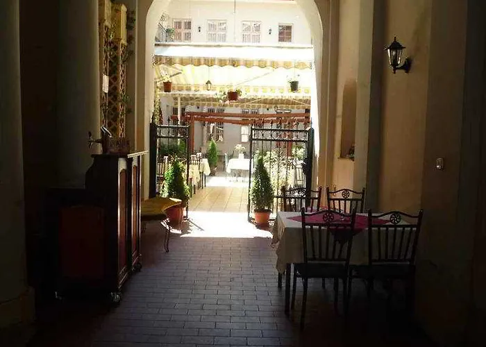 Fehar Pava Restaurant And Hostel