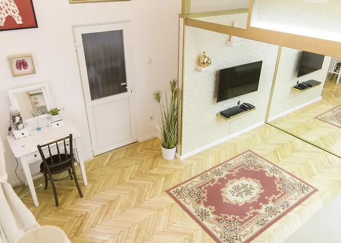 Ava\'S Champagne Studio