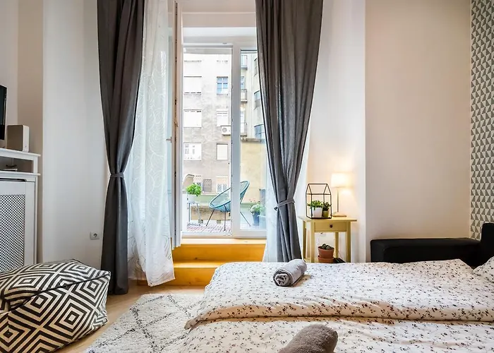 Bpr Charming Design Apartment With Balcony, A/C
