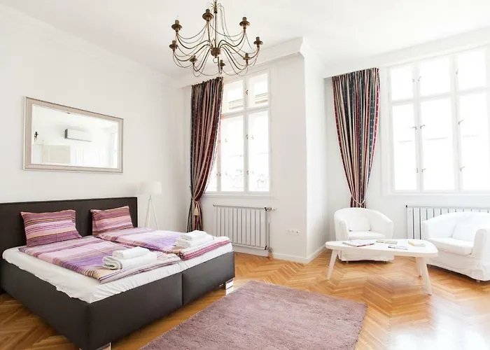 Chic & Charm Apartment