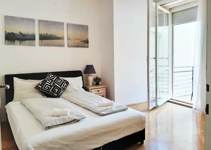 Gold Rose Apartment With 3 Rooms
