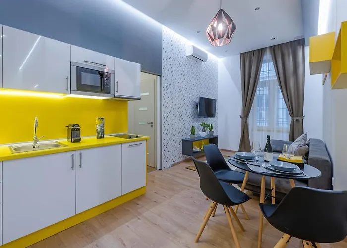 Amber / Navy Design Apartments With A/C