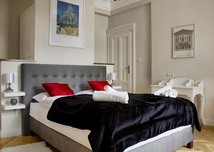 Deluxe In The Heart Of The City
