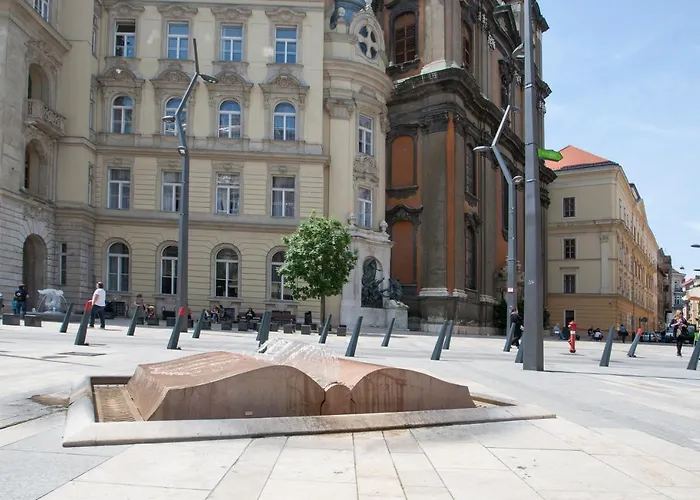 April Studio On The City Center