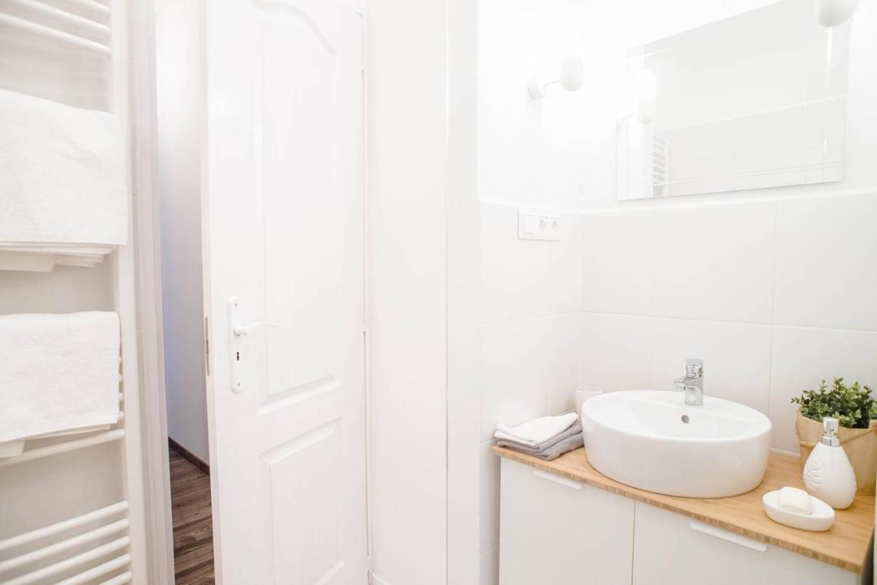 Comfy, Renewed 3 Bedroom In Center *