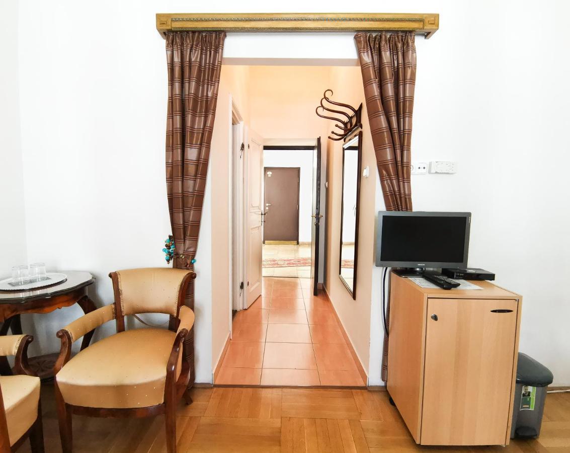 Monarchy Hotel *