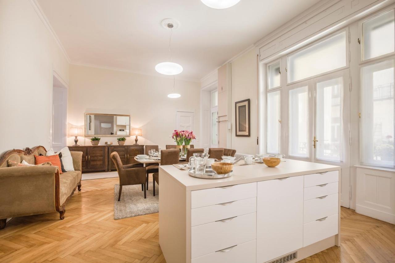 Modernized Unique Huge On 135sqm Lejlighed