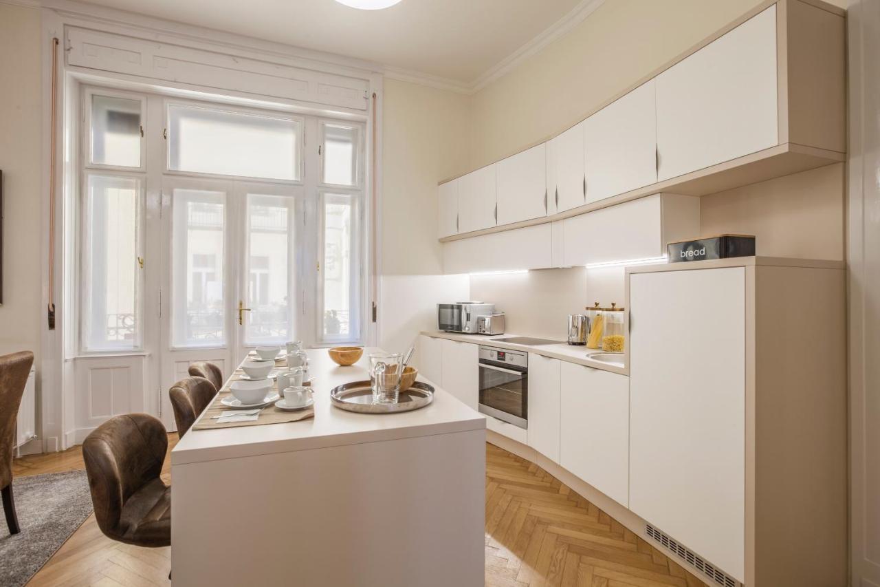Modernized Unique Huge On 135sqm Lejlighed